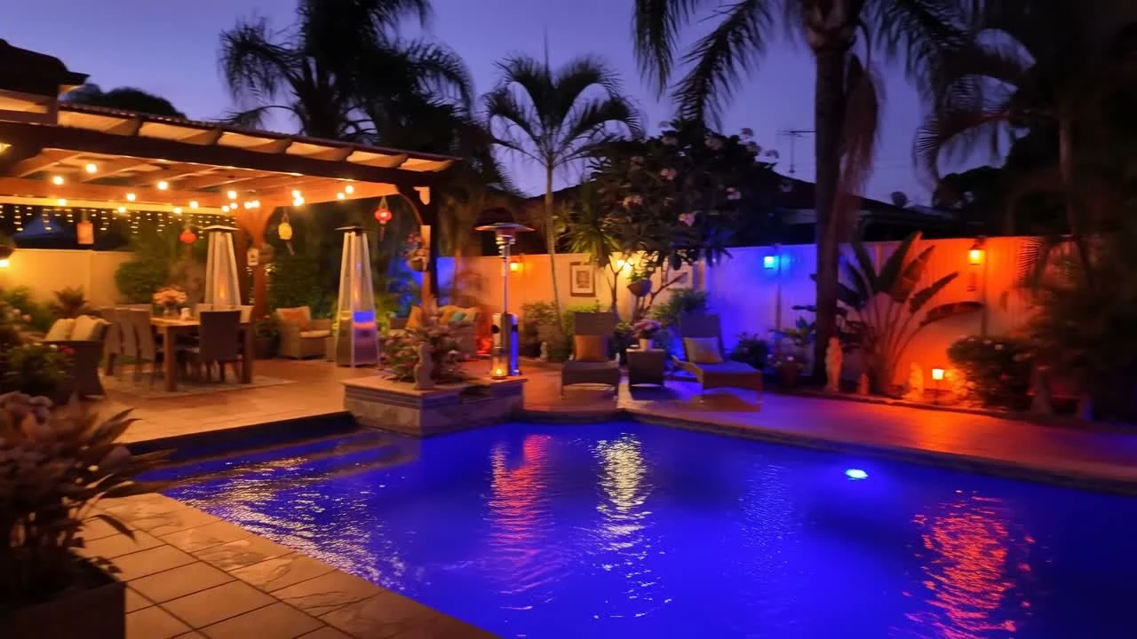 Piscina y zona exterior de una villa australiana con iluminación nocturna