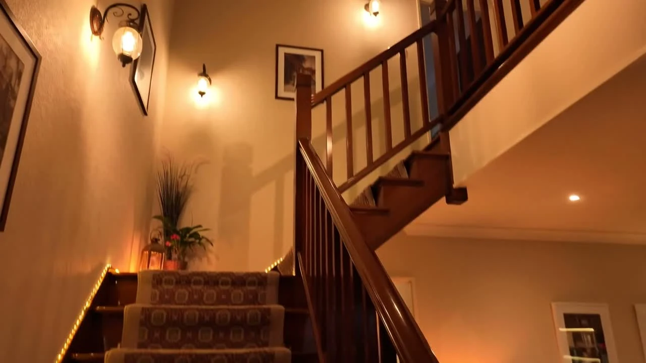 Iluminación de escalera con apliques cálidos en una vivienda australiana