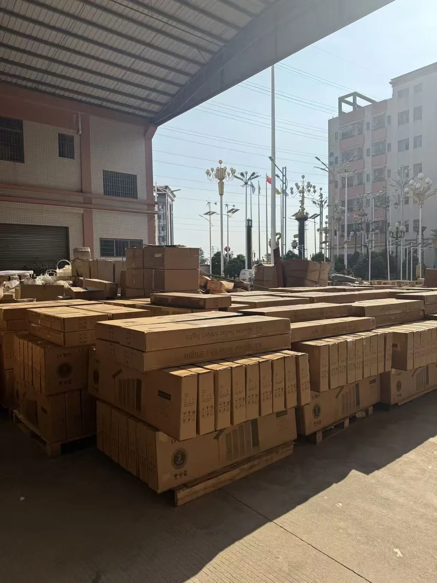 Productos de iluminación embalados en una zona de expedición de fábrica