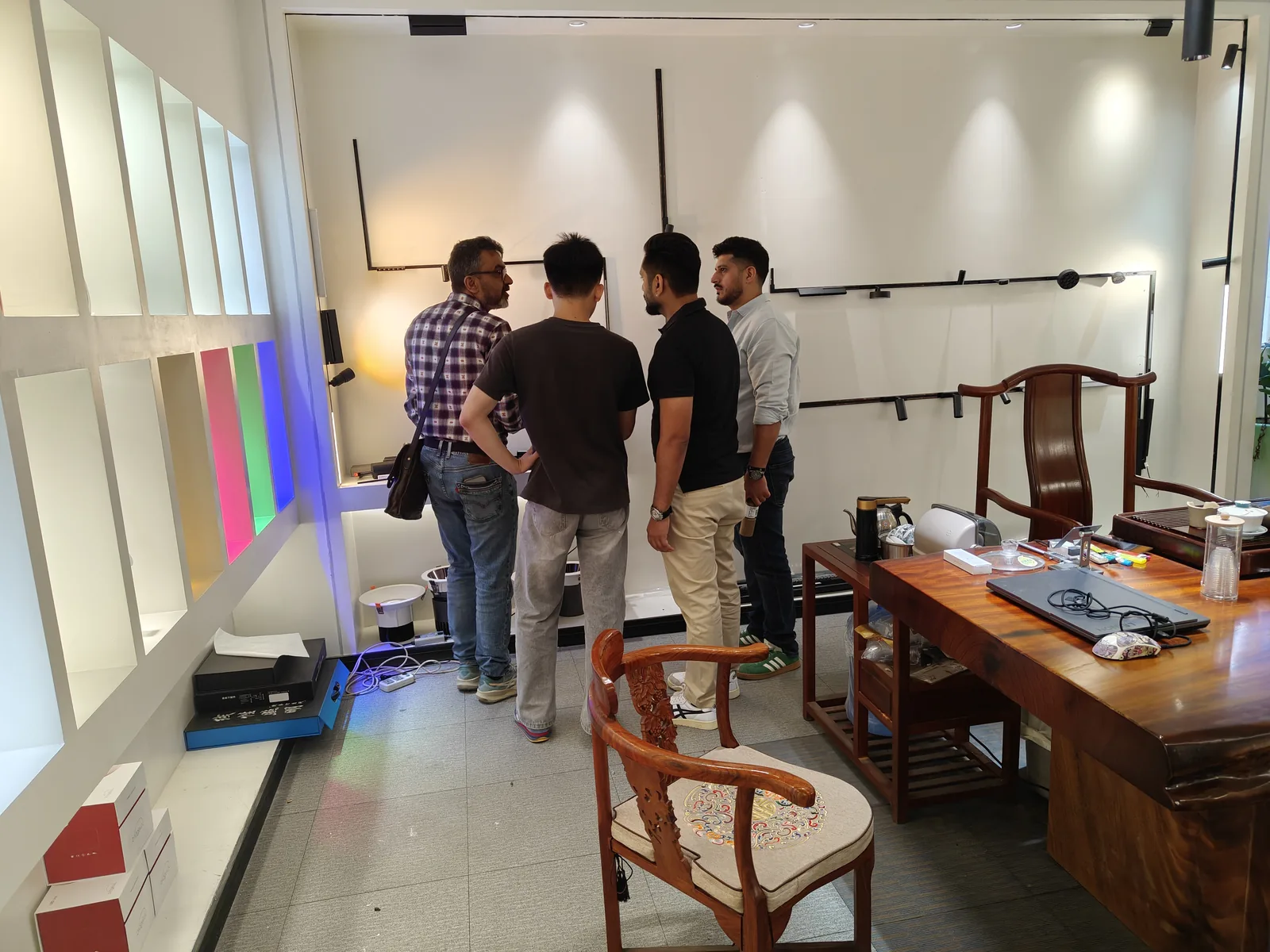 Personas conversan sobre productos de iluminación en un showroom de Zhongshan