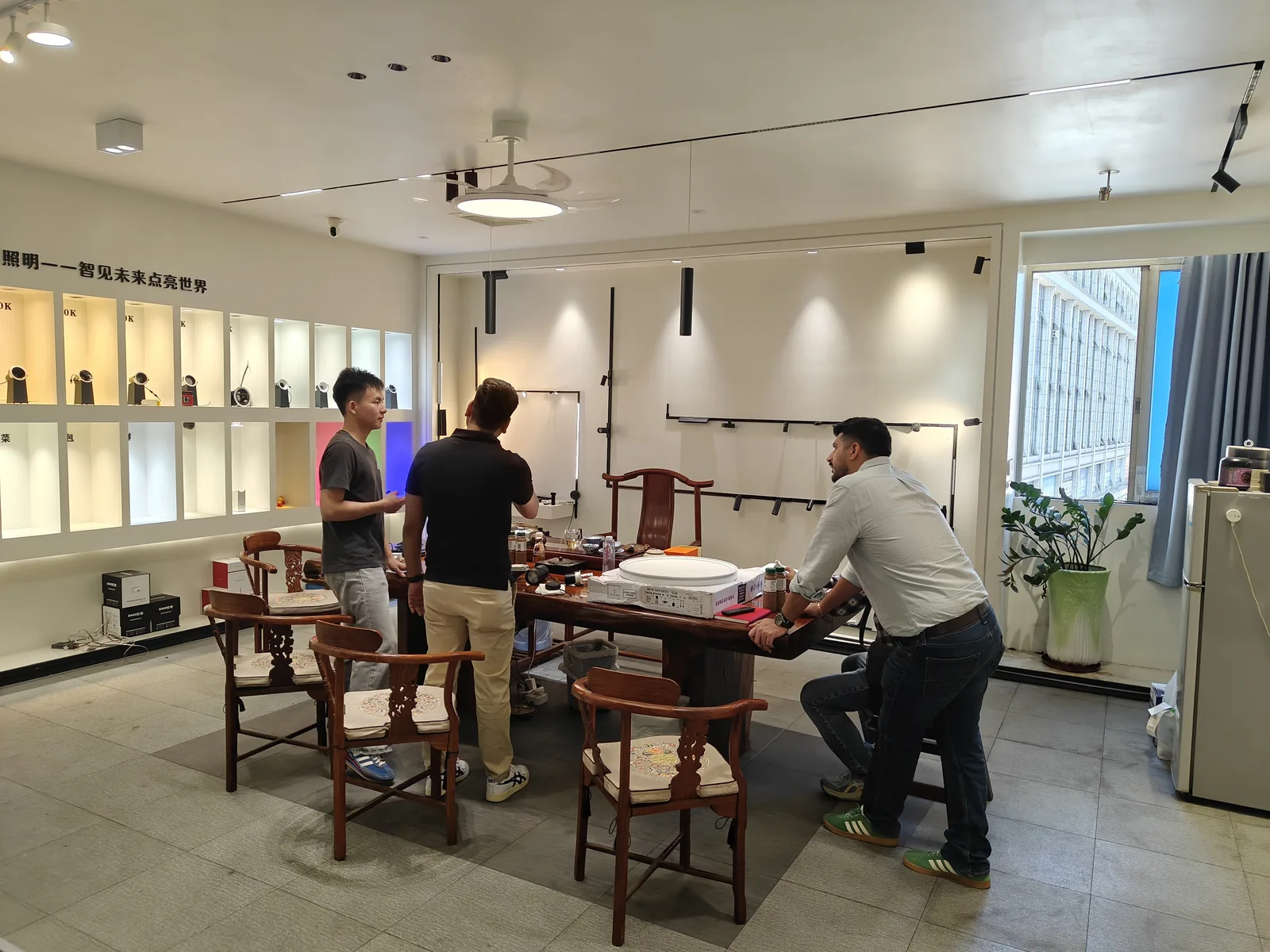 Visitantes observan las muestras de iluminación en el showroom