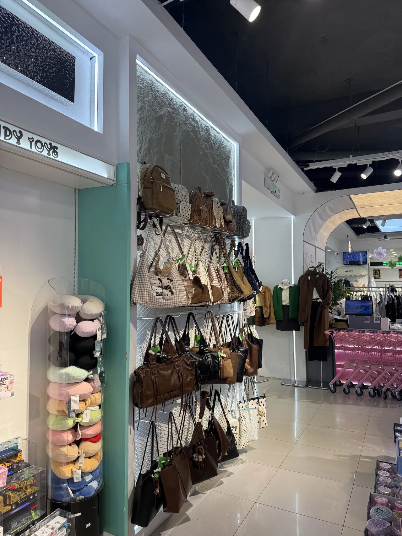 Taschenpräsentation mit integrierter Regalbeleuchtung im Mahua Lane Geschenk- und Lifestyle-Shop.