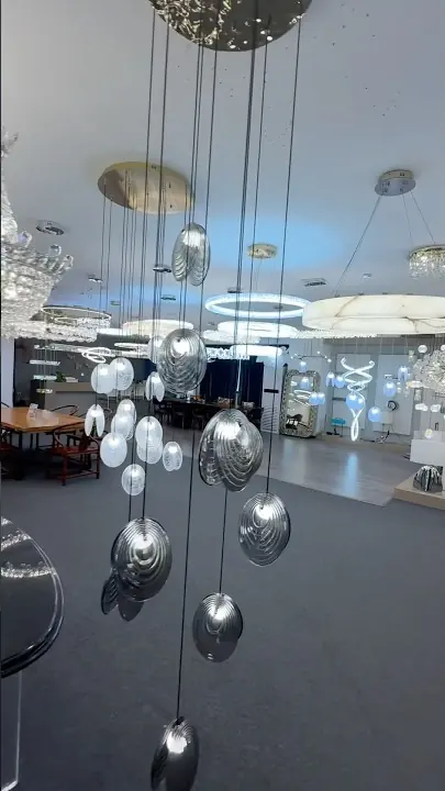 Showroom di illuminazione decorativa con lampade a sospensione per hall e aree ospiti.