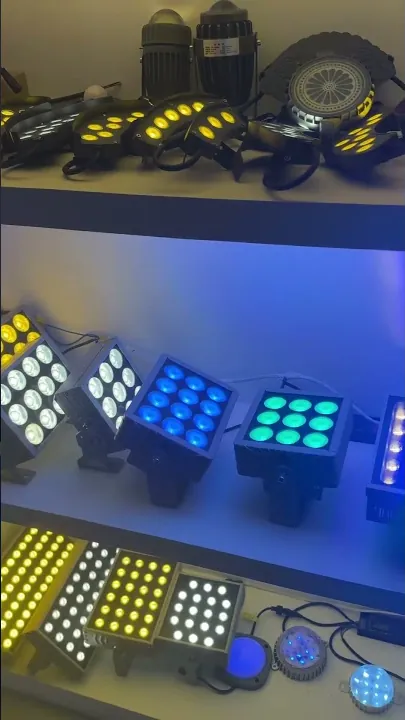 Bañadores LED de pared y proyectores de exterior con efectos RGB durante una demostración en la sala de exposición de FANXING LIGHTING.